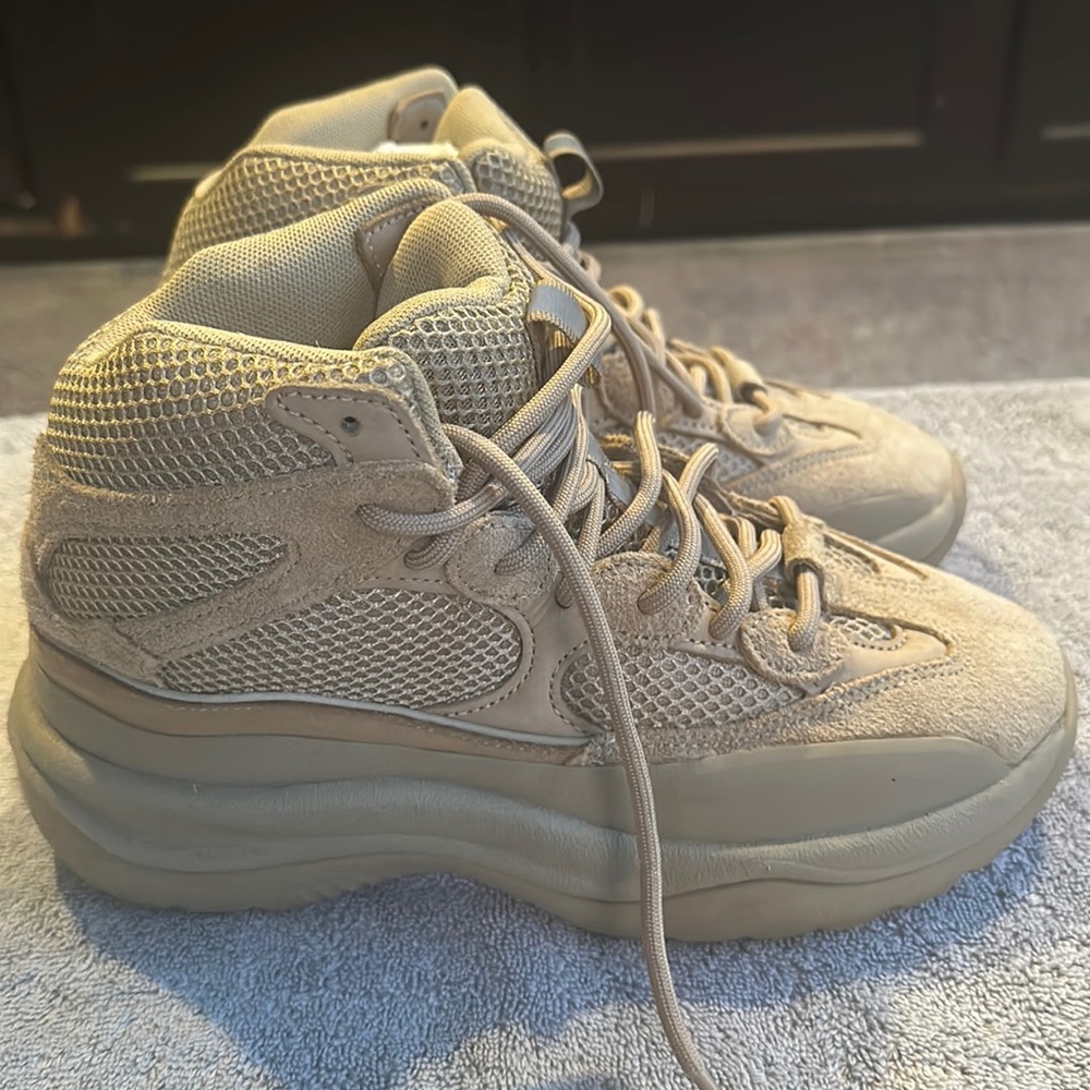 Yeezy boots in very good condition! Only worn twice!